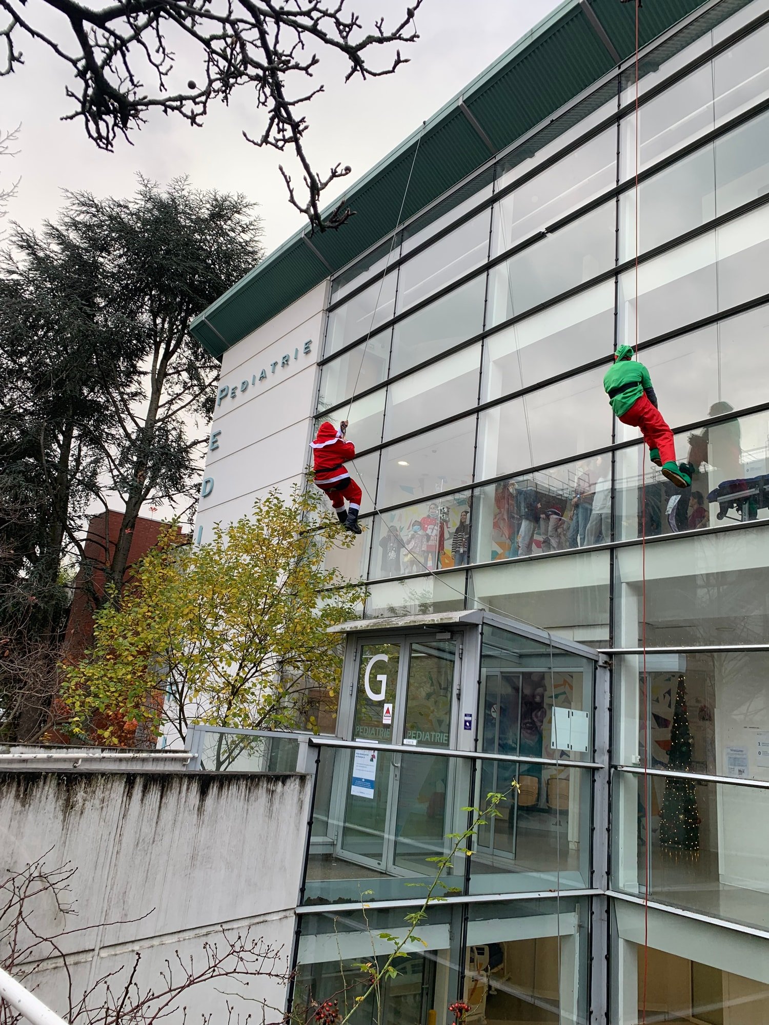 Descente du Père Noël — Hôpital · une intervention verticale pour les enfants
