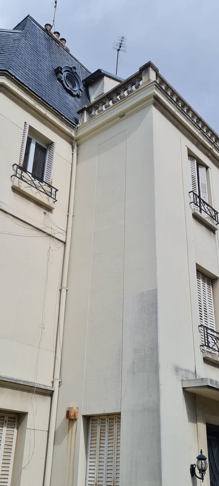 Réparation d’une façade — Après — Reprise de corniche, fissures et peinture